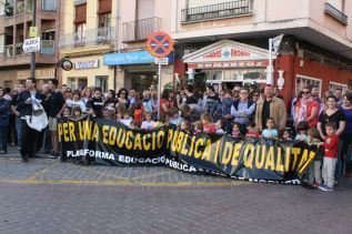 Un centenar de personas se concentran frente a las puertas del Ayuntamiento de Sagunto contra la LOMCE